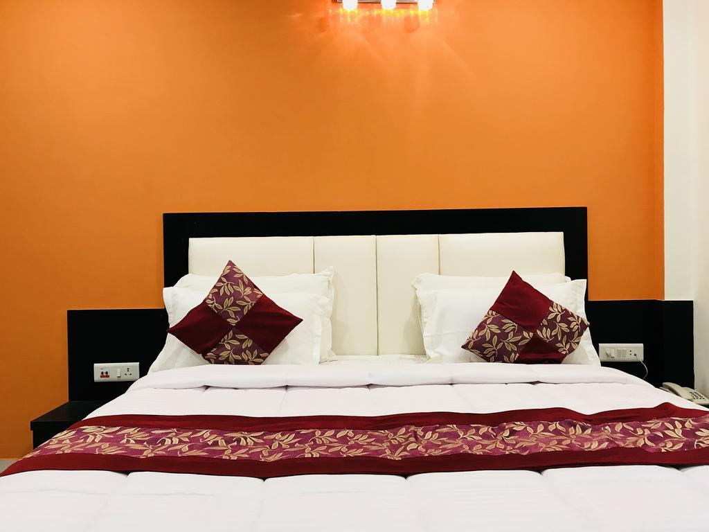 Aaradhya Residency Hotel Agra  Bagian luar foto