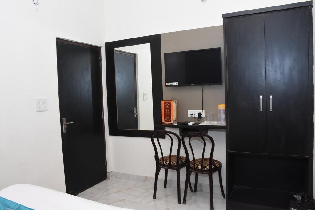 Aaradhya Residency Hotel Agra  Bagian luar foto