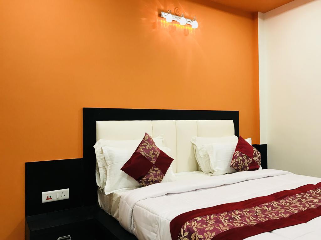 Aaradhya Residency Hotel Agra  Bagian luar foto